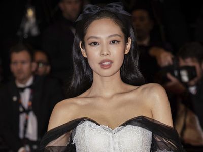 7 Gaya Jennie BLACKPINK di Festival Film Cannes Bareng Pemain The Idol