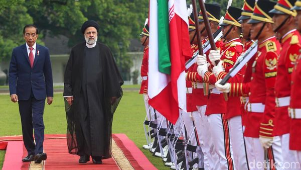 Momen Jokowi Sambut Kedatangan Presiden Iran di Istana Bogor