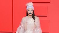 8 Gaya Julia Fox Tebar Keseksian di Cannes Pakai Gaun Hingga Bra Transparan