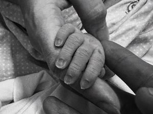 Selamat! Julian Jacob dan Mirriam Eka Dikaruniai Anak Pertama