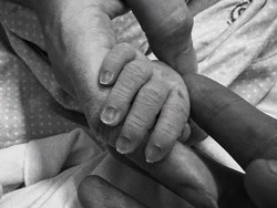 Selamat! Julian Jacob dan Mirriam Eka Dikaruniai Anak Pertama