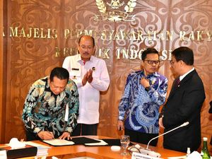 Bamsoet Lakukan Sertijab, Janedjri M. L Gaffar Jadi Plt Sekjen MPR Bamsoet Lakukan Sertijab, Janedjri M. L Gaffar Jadi Plt Sekjen MPR