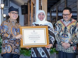 Khofifah Raih Penghargaan Tokoh Kepemimpinan Kearsipan