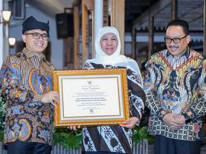 Khofifah Raih Penghargaan Tokoh Kepemimpinan Kearsipan Khofifah Raih Penghargaan Tokoh Kepemimpinan Kearsipan