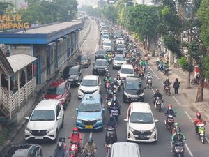 Lalin Mampang Arah Kuningan Padat, Pemobil Serobot Jalur TransJakarta