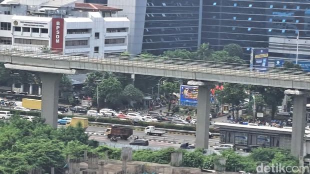 Lalu lintas di Jalan Gatot Subroto menuju Cawang macet imbas demo buruh di Kemnaker.