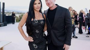 8 Foto Mesra Jeff Bezos & Lauren Sanchez, Tunangan dengan Cincin Rp 37 Miliar