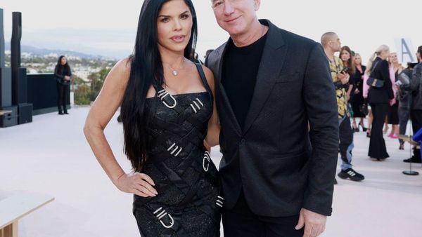 8 Foto Mesra Jeff Bezos & Lauren Sanchez, Tunangan dengan Cincin Rp 37 Miliar
