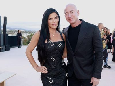 8 Foto Mesra Jeff Bezos & Lauren Sanchez, Tunangan dengan Cincin Rp 37 Miliar