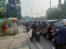 Terjebak Macet di Ciputat Arah Jakarta, Pengemudi Adu Klakson