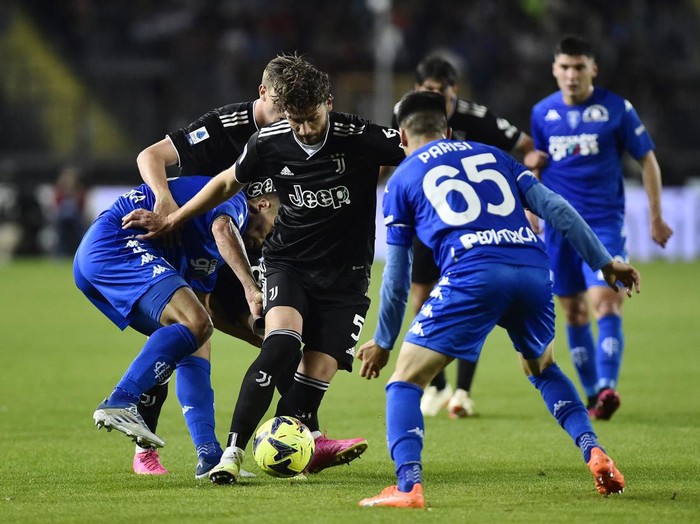 Malangnya Juventus, Dihukum Pengurangan Poin-Dibantai Empoli Soccer Football - Serie A - Empoli v Juventus - Stadio Carlo Castellani, Empoli, Italy - May 22, 2023 Juventus' Manuel Locatelli in action with Empoli's Fabiano Parisi REUTERS/Massimo Pinca