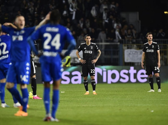 Malangnya Juventus, Dihukum Pengurangan Poin-Dibantai Empoli Soccer Football - Serie A - Empoli v Juventus - Stadio Carlo Castellani, Empoli, Italy - May 22, 2023 Juventus' Angel Di Maria and Daniele Rugani react after Empoli's Roberto Piccoli scores their fourth goal REUTERS/Massimo Pinca