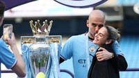 Maria Guardiola (kanan) ikutan berpose dengan sang ayah di depan trofi Liga Inggris (Getty Images)
