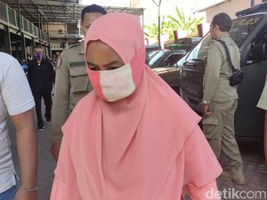 Tampang Masriah Penyiram Tinja Usai Ditetapkan Sebagai Tersangka Tampang Masriah Penyiram Tinja Usai Ditetapkan Sebagai Tersangka