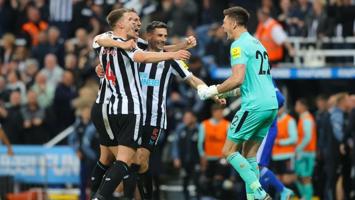 NEWCASTLE UPON TYNE, ENGLAND - MAY 22: Newcastle United players celebrate on the final whistle during the Premier League match between Newcastle United and Leicester City at St. James Park on May 22, 2023 in Newcastle upon Tyne, England. (Photo by James Gill - Danehouse/Getty Images)