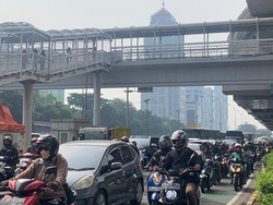 Lalin di Gatsu Arah Semanggi Macet, Warga: Boros Waktu Macet-macetan