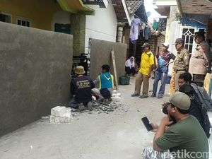 Tembok Pangkal Perselisihan Sepupu di Tuban Akhirnya Dibongkar Tembok Pangkal Perselisihan Sepupu di Tuban Akhirnya Dibongkar