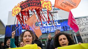 Pertemuan Pemegang Saham Shell Diwarnai Aksi Demo