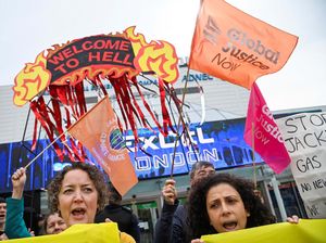 Pertemuan Pemegang Saham Shell Diwarnai Aksi Demo Pertemuan Pemegang Saham Shell Diwarnai Aksi Demo