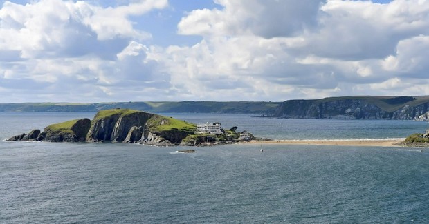 Potret Burgh Island, sebuah pulau kecil yang berada di Inggris.