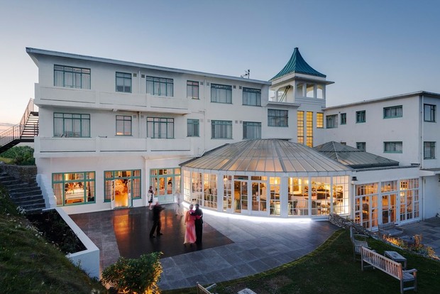 Potret hotel mewah yang berdiri di atas pulau kecil di Inggris yang bernama Burgh Island.