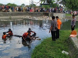 Geger Penemuan Mayat Pria Mengapung di Sungai Pesongoran Mataram