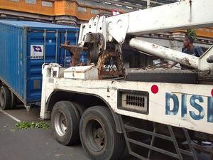 Truk Kontainer Nyangkut di Bawah Jembatan Rel Kereta Matraman Dievakuasi