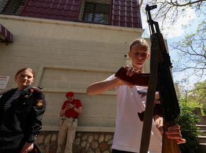 Ngerinya Rusia Sampai Anak Sekolah Dilatih Persiapan Perang