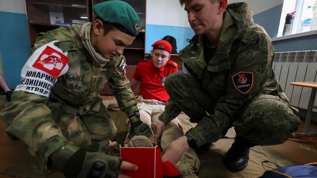 Rusia Beri Latihan Militer ke Sekolah di Crimea Rusia Beri Latihan Militer ke Sekolah di Crimea