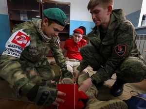 Video: Kala Anak-anak di Rusia Latihan Militer, Diajari Lempar Granat Asli Video: Kala Anak-anak di Rusia Latihan Militer, Diajari Lempar Granat Asli