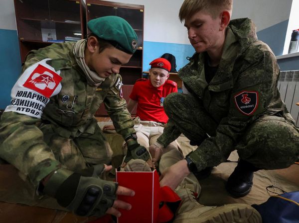 Rusia Beri Latihan Militer ke Sekolah di Crimea