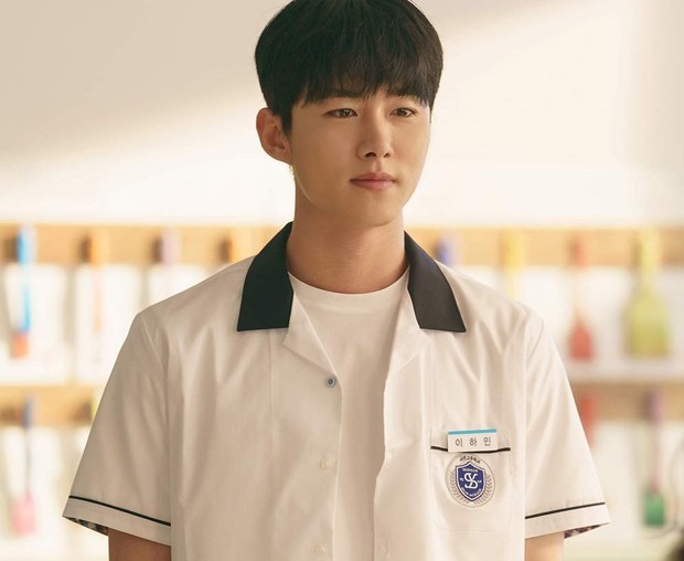 Seo Ji Hoon jadi sad boy tragis di Seasons Of Blossom/ Foto: hancinema.net Seo Ji Hoon jadi sad boy tragis di Seasons Of Blossom/ Foto: hancinema.net