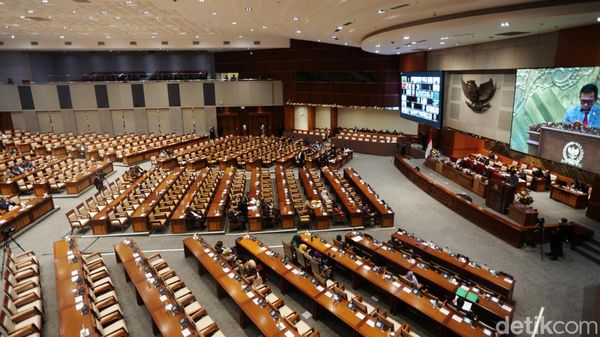 Suasana Paripurna DPR, Hanya 57 Anggota Hadir Secara Fisik