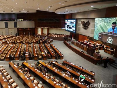 Suasana Paripurna DPR, Hanya 57 Anggota Hadir Secara Fisik