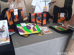 Tangan Kreatif Emak-emak Sulap Limbah Kresek Jadi Tas Cantik