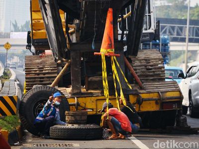 Truk Patah Baut Roda, Tol JORR Pondok Ranji-Pondok Pinang Macet
