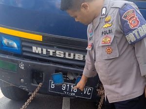 Tak Kuat Nanjak, Tronton Angkut Besi Terperosok di Selarong Puncak Bogor