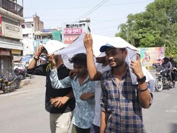 Derita Warga India Dilanda Gelombang Panas, Suhu 45 Derajat Celsius!