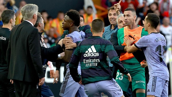 Real Madrids Brazilian forward Vinicius Junior confronts Valencias officials as he leaves after being sent off the pitch by the referee during the Spanish league football match between Valencia CF and Real Madrid CF at the Mestalla stadium in Valencia on May 21, 2023. Spanish prosecutors opened a probe on May 22, 2023 into racist chants aimed at Real Madrids star forward Vinicius Junior during a match as the football federation president admitted the country had a 