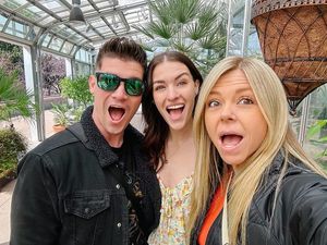 Punya 2 Pacar dan Tidur di Kasur Bersama, Pasangan Throuple Ini Dihujat