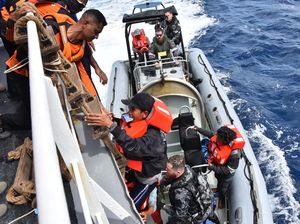 Bakamla Evakuasi 12 ABK Korban Kecelakaan 2 Kapal di Laut Timor Bakamla Evakuasi 12 ABK Korban Kecelakaan 2 Kapal di Laut Timor