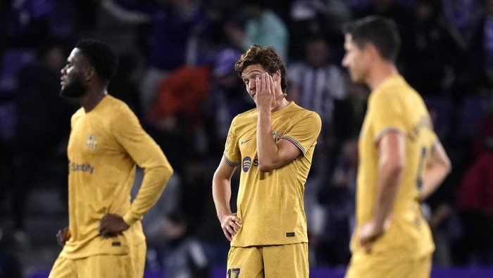Barcelonas players react after Valladolids Gonzalo Plata scored his sides 3rd goal during the Spanish La Liga soccer match between Valladolid and FC Barcelona at the Jose Zorrilla stadium in Valladolid, Spain, Tuesday, May 23, 2023. (AP Photo/Manu Fernandez)