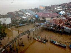 Rusak Parah, Jembatan di Tanjung Jabung Timur Tak Bisa Dilalui Warga