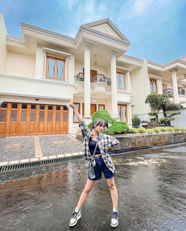 Berpose keren saat di depan rumah baru/Sumber: IG @fuji_an