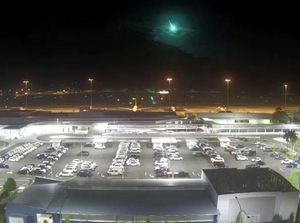 Detik-detik Bola Api Lintasi Langit Australia