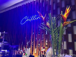 Di Bar Pinggir Kolam Renang Ini Bisa Ngemil Pizza hingga Cake