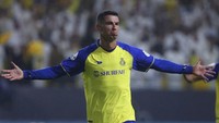 Cristiano Ronaldo mengawali eksodus ke Arab Saudi sejak akhir tahun lalu. CR7 bergabung dengan Al Nassr dengan gaji fantastis. Pemain Portugal itu kemudian mengatakan akan banyak bintang top ikut datang. (Foto: AFP/FAYEZ NURELDINE)