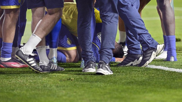 cristiano ronaldo al nassr saudi pro league liga pro arab saudi selebrasi ronaldo sujud RIYADH, SAUDI ARABIA - MAY 23: Portuguese star player Cristiano Ronaldo prostrates after scoring a goal during 28th week football match between Al Nassr and Al-Shabab in Riyadh, Saudi Arabia on May 23, 2023. (Photo by Mohammed Saad/Anadolu Agency via Getty Images)