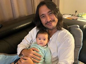 Cerita Ello Jadi Ayah Baru: Pengalaman Luar Biasa, Sering Bangun Jam 3 Pagi Cerita Ello Jadi Ayah Baru: Pengalaman Luar Biasa, Sering Bangun Jam 3 Pagi
