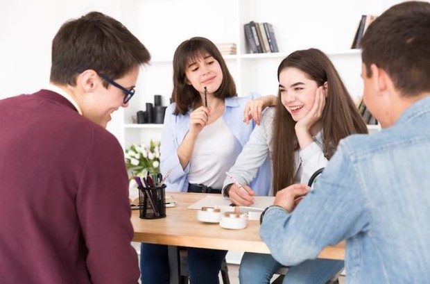 Diskusi dengan teman. Foto freepik.com: freepik Diskusi dengan teman. Foto freepik.com: freepik